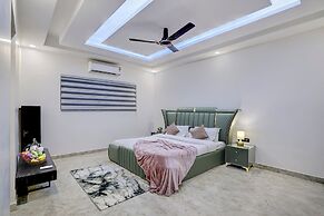 ELIVAAS Amaltas 4BHK Hideaway With Pool