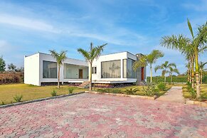 ELIVAAS Amaltas 4BHK Hideaway With Pool