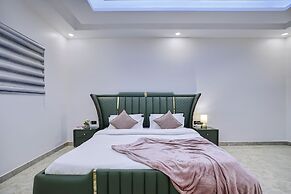 ELIVAAS Amaltas 4BHK Hideaway With Pool