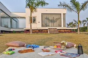 ELIVAAS Amaltas 4BHK Hideaway With Pool