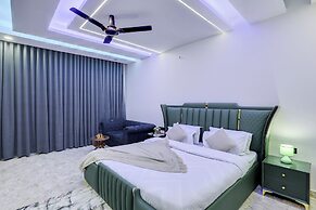 ELIVAAS Amaltas 4BHK Hideaway With Pool