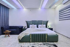 ELIVAAS Amaltas 4BHK Hideaway With Pool