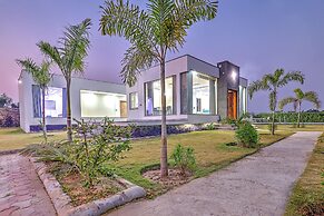 ELIVAAS Amaltas 4BHK Hideaway With Pool