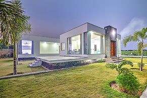 ELIVAAS Amaltas 4BHK Hideaway With Pool