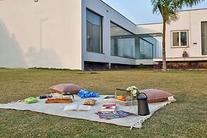 ELIVAAS Amaltas 4BHK Hideaway With Pool