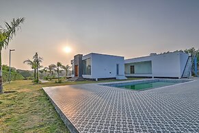 ELIVAAS Amaltas 4BHK Hideaway With Pool