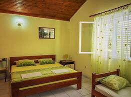 Nirvana Apartments & Auto Camp