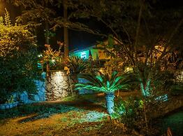 Nirvana Apartments & Auto Camp
