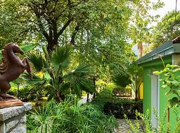 Nirvana Apartments & Auto Camp