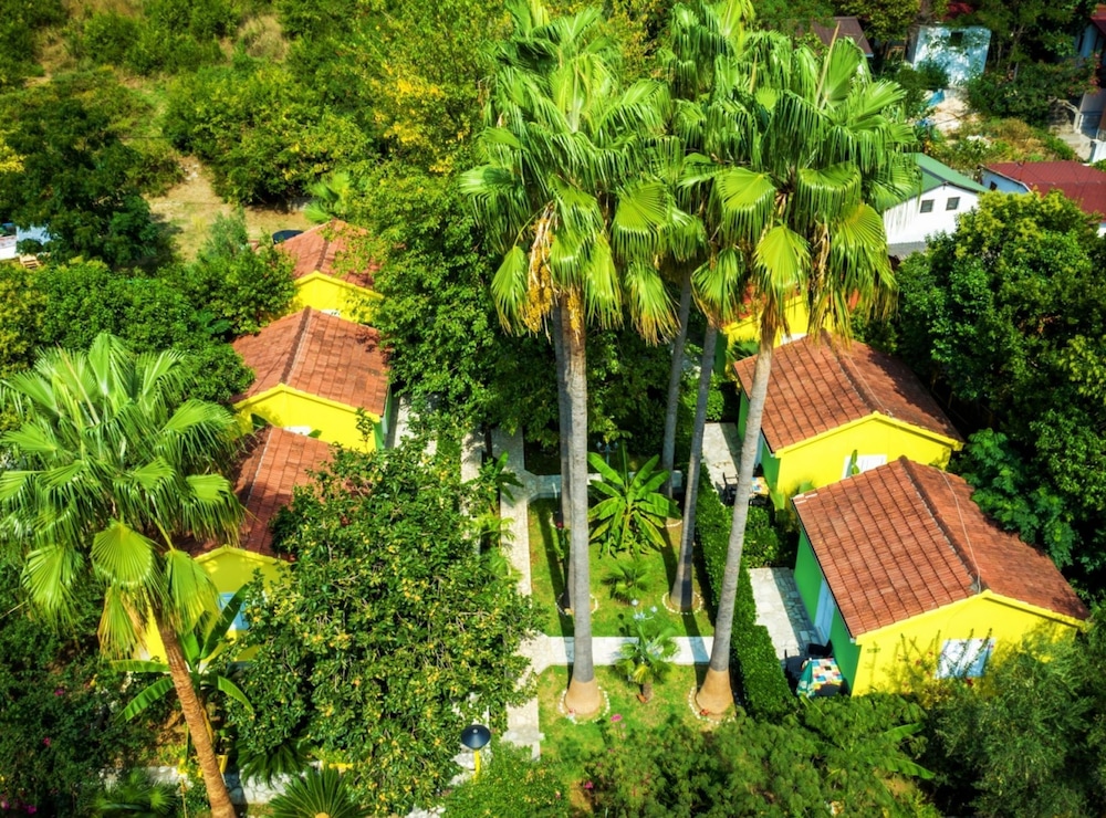 Nirvana Apartments & Auto Camp