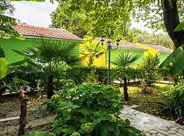 Nirvana Apartments & Auto Camp