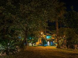 Nirvana Apartments & Auto Camp