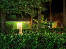 Nirvana Apartments & Auto Camp