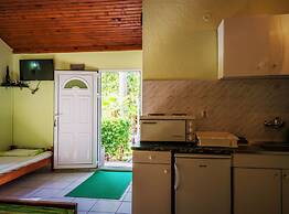 Nirvana Apartments & Auto Camp