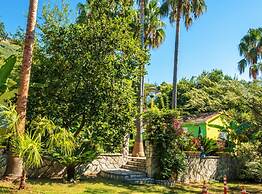 Nirvana Apartments & Auto Camp