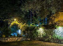 Nirvana Apartments & Auto Camp
