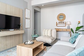 Beach Daze 1-BR Apt By Finikoudes Beach