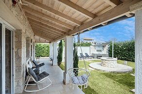 Villa Estia with Hot Tub