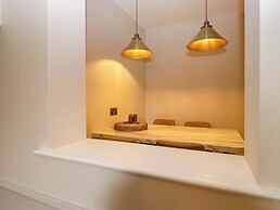 5 Caxton House