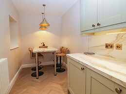 5 Caxton House