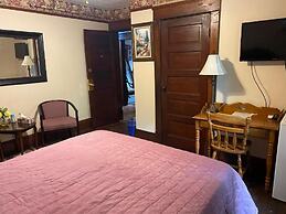 Colonial Charm Inn