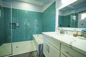 Villa Armoniosa Ocean View 2BR w Beachfront Pool - Upper Level