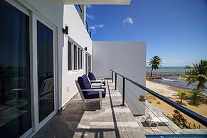 Villa Armoniosa Ocean View 2BR w Beachfront Pool - Upper Level