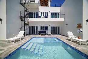 Villa Armoniosa Ocean View 2BR w Beachfront Pool - Upper Level