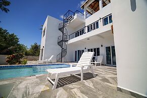 Villa Armoniosa Ocean View 2BR w Beachfront Pool - Upper Level