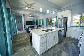 Villa Armoniosa Ocean View 2BR w Beachfront Pool - Upper Level