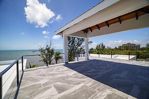 Villa Armoniosa Ocean View 2BR w Beachfront Pool - Upper Level