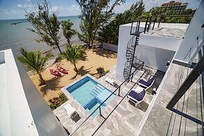 Villa Armoniosa Ocean View 2BR w Beachfront Pool - Upper Level