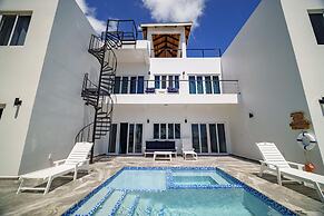 Villa Armoniosa Ocean View 2BR w Beachfront Pool - Upper Level