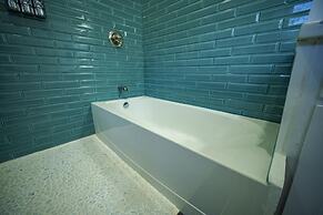 Villa Armoniosa Ocean View 2BR w Beachfront Pool - Upper Level