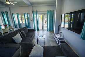 Villa Armoniosa Ocean View 2BR w Beachfront Pool - Upper Level