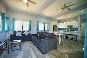 Villa Armoniosa Ocean View 2BR w Beachfront Pool - Upper Level