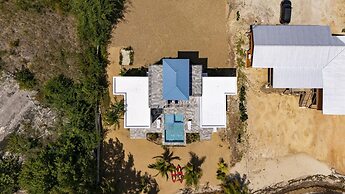 Villa Armoniosa Ocean View 2BR w Beachfront Pool - Upper Level