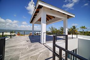 Villa Armoniosa Ocean View 2BR w Beachfront Pool - Upper Level