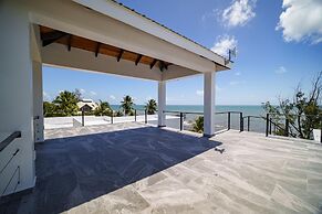 Villa Armoniosa Ocean View 2BR w Beachfront Pool - Upper Level