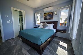 Villa Armoniosa Ocean View 2BR w Beachfront Pool - Upper Level