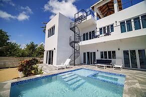 Villa Armoniosa Ocean View 2BR w Beachfront Pool - Upper Level