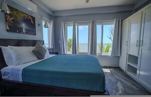 Villa Armoniosa Ocean View 2BR w Beachfront Pool - Upper Level