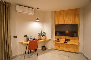 Aura Inn & Suites
