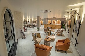 Aura Inn & Suites