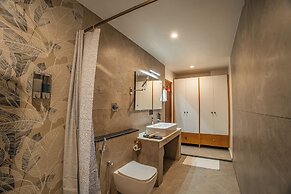 Aura Inn & Suites