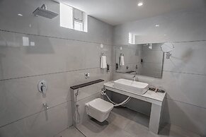 Aura Inn & Suites