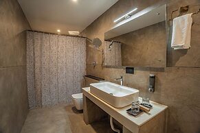 Aura Inn & Suites