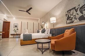 Aura Inn & Suites