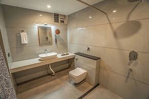 Aura Inn & Suites