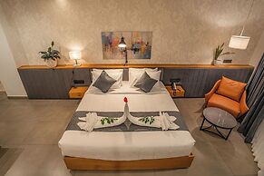 Aura Inn & Suites